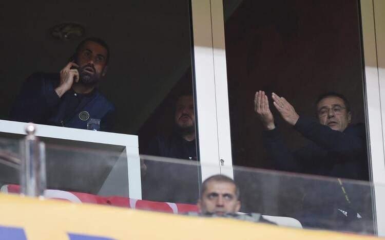 <p>Demirel, takımın başında sahaya çıkan Recep Karatepe'ye Ersun Yanal'dan aldığı direktifleri telefonla iletti.</p>

<p> </p>
