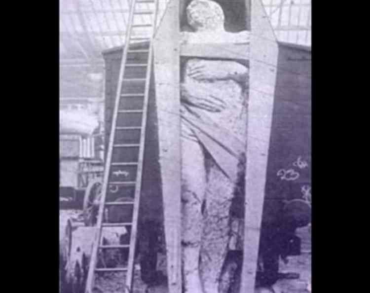 <p>Dev’in ağırlığının taşlaşmış olmasından kaynaklandığı düşünlmektedir. Sağ ayağında 6 parmak bulunan dev fosilinin 1900’lü yılların başında ortadan kaybolmasından sonra fosile ve sahibine ne olduğunu kimse bilmiyor.</p>
