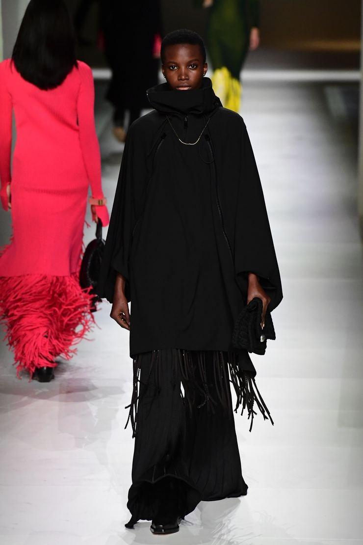 <p>Milano Moda Haftası kapsamında tanıtılan 2020 sonbahar-kış koleksiyonunda siyah, sarı ve kırmızı renkler ağırlıklı olarak tercih edilmişti.</p>
