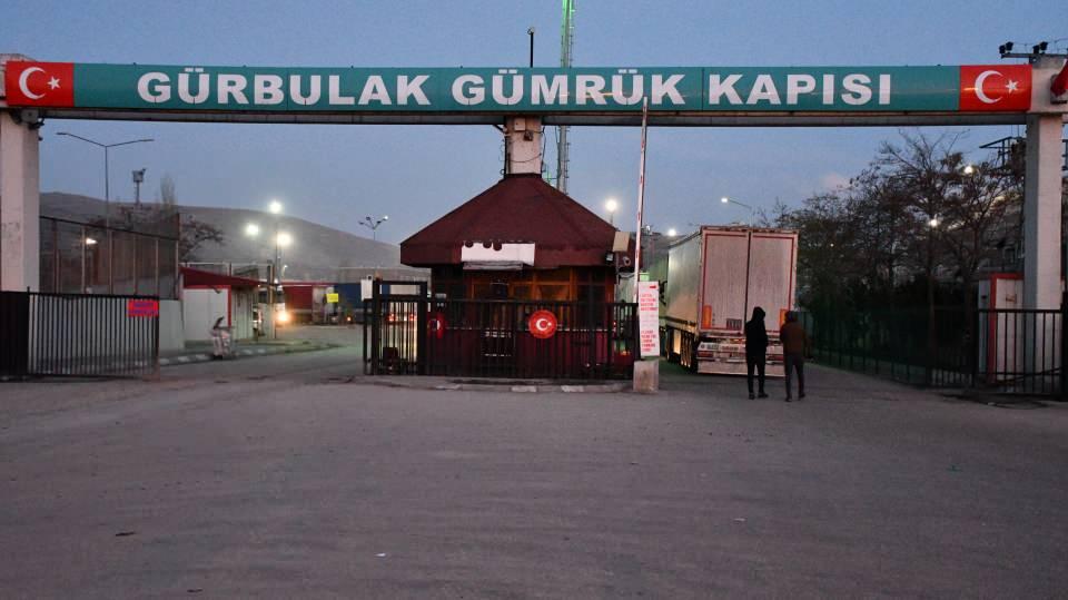 <p>Bu gümrük kapısındaki önlemler çerçevesinde, idari bina, personel çalışma ve yolcu alanları da dahil bütün kapalı ve açık alanlar virüse karşı dezenfekte edildi. Gümrük personeli ise işlemleri plastik eldiven ve maske takarak gerçekleştiriyor.</p>

<p> </p>
