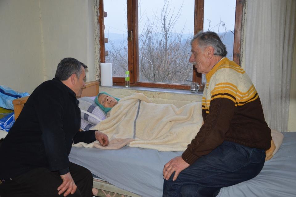 <p>Arslan, annesinin acı çekmesini istemediğini anlatarak, "Yemeğini, içmesini, ne istiyorsa yerine getiriyorum. 71 yaşındayım ve anneme seve seve bakıyorum. Anneyi nasıl atarsınız? Gece gündüz annemin başındayım, ne isterse yapıyorum. İsteyip de yapamadığım zaman vicdan azabı çekerim." diye konuştu.</p>

<p>Annesini bakımevine vermek istemediğini belirten Arslan, "Anne bu, nasıl vereyim? Benim elim ayağım tutuyor, onun için ölene kadar bakacağım." dedi. </p>

<p>Arslan, annesinden aldığı duanın kendisine yettiğini kaydetti.</p>

<p>Mahalle Muhtarı Halil Kılıçarslan da Arslan'ın yaptığının bir vefa örneği olduğunu söyledi. </p>

<p>Kılıçarslan, annesinin yemek, bulaşık, çamaşır ve diğer ihtiyaçlarını Arslan'ın tek başına karşıladığını, onun yaptığını her evladın yerine getiremeyeceğini dile getirdi.</p>
