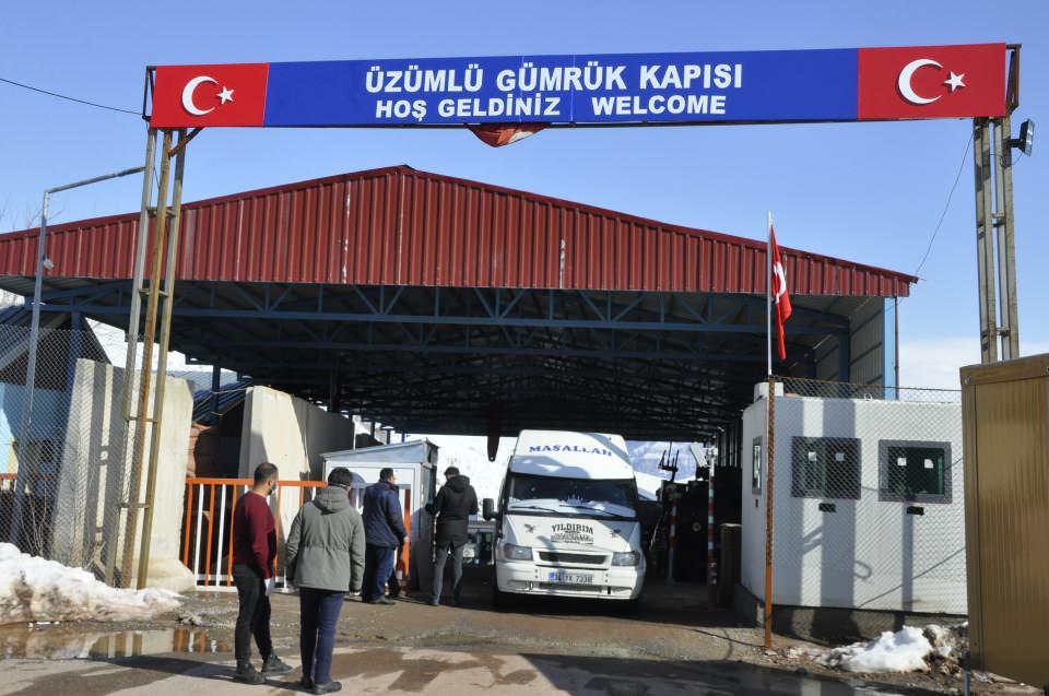 <p>İçişleri Bakanı Süleyman Soylu'nun imzasıyla 81 ildeki valiliklere gönderilen genelge kapsamında Kapıköy Gümrük Kapısı 23 Şubat'ta geçici olarak giriş çıkışlara kapatıldı. Tedbirler doğrultusunda önceki gün önceki gün saat 17.00'den bu yana yabancıların İran üzerinden yurda girişine izin verilmiyor, Türkiye'den gidişler de kontrollü sağlanıyor.</p>

<p> </p>

