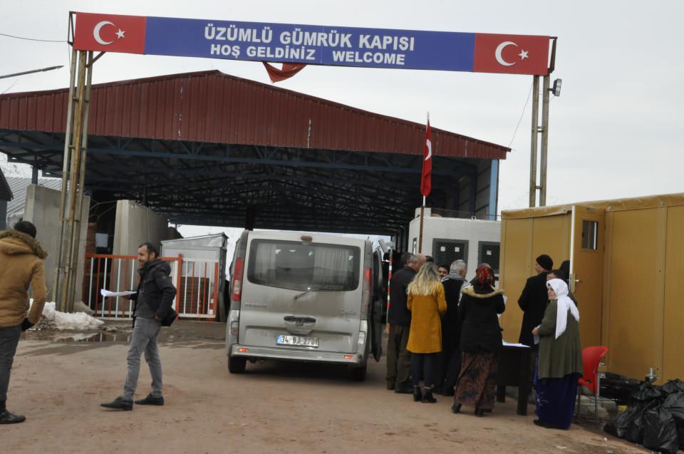<p>Gerekli hijyenin sağlanması için maske ve dezenfektan desteği verilen sınır kapısında, Sağlık Müdürlüğü ekipleri virüsten korunma konusunda personele ve sınırdan geçenlere eğitim verdi. </p>
<p> </p>