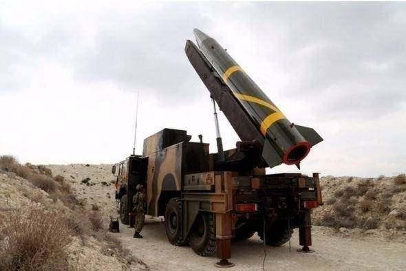 <p>J-600T Yıldırım I Kısa menzilli balistik füze<br />
<br />
</p>