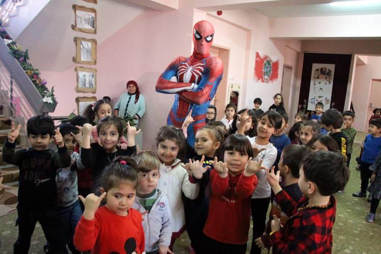 <p>Televizyondan tanıdıkları kahramanı canlandıran Soylu'yu karşılarında gören çocuklar, sunulan gösterilerde doyasıya eğleniyor.</p>
