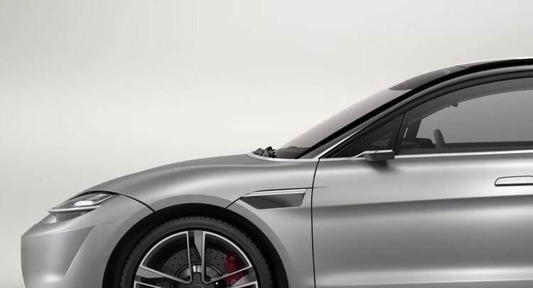 <p>Sony, otomobilini üretirken yer yer Bosch ve BlackBerry markalarından da destek almış ve tasarım tarafında ise Porsche ile birlikte Lucid Air imzası dikkatlerden kaçmıyor. </p>
