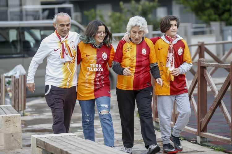 <p>Konyaaltı ilçesi Hurma Mahallesi'nde oturan ve çevresindekilerin "Gönül teyze" diye hitap ettiği Sönmez, taraftarı olduğu Galatasaray'ın yanı sıra Süper Lig'i ve Avrupa liglerindeki maçları yakından takip ediyor. </p>

<p> </p>

