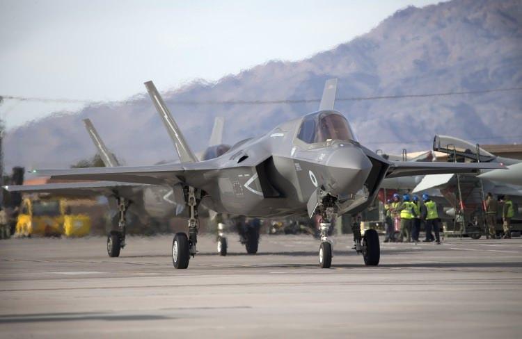 <p>Musk attığı tweette “Rakip, bir insan tarafından uzaktan kontrol edilen, manevra özerklikleri artırılmış bir drone savaş uçağı olabilir. F-35’in buna karşı şansı olmayacaktır” ifadelerine yer verdi.</p>