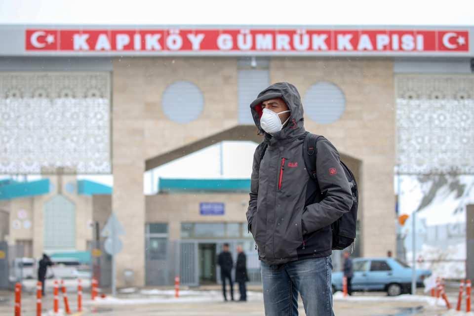 <p>Genelgenin ardından İran ile Türkiye arasında kara ve demir yolu geçişlerine imkan veren Ağrı/Gürbulak, Van/Kapıköy, Hakkari/Esendere, Iğdır/Dilucu kara hudut kapıları ile Van/Kapıköy demir yolu hudut kapısı geçici süreyle giriş-çıkışlara kapatıldı.</p>
<p> </p>