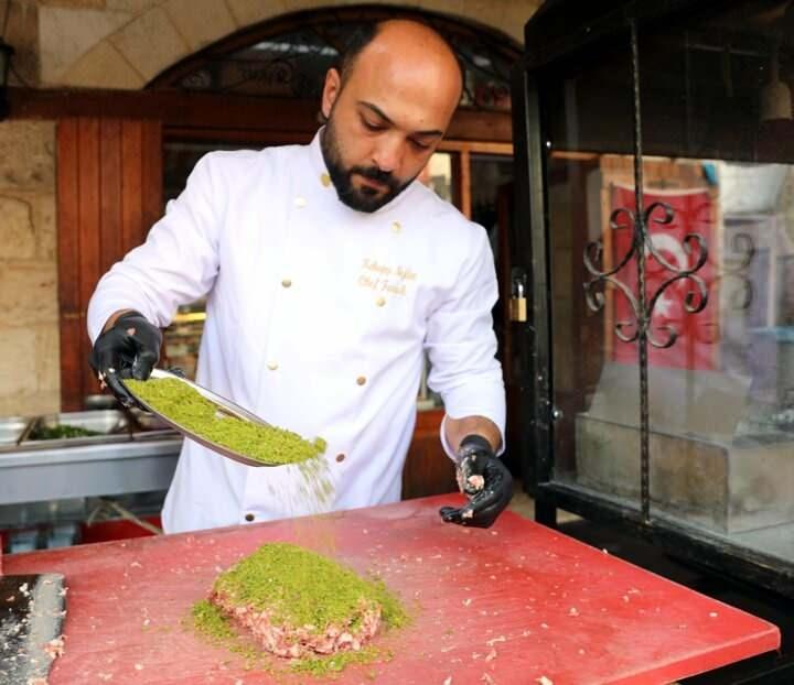 <p>Fiyatının uygun olduğunu ve fıstığın yemeklere lezzet kattığını belirten Kılınçoğlu, “Fıstık girdiği her şeyin tadını değiştirerek lezzetli hale getiriyor...</p>
