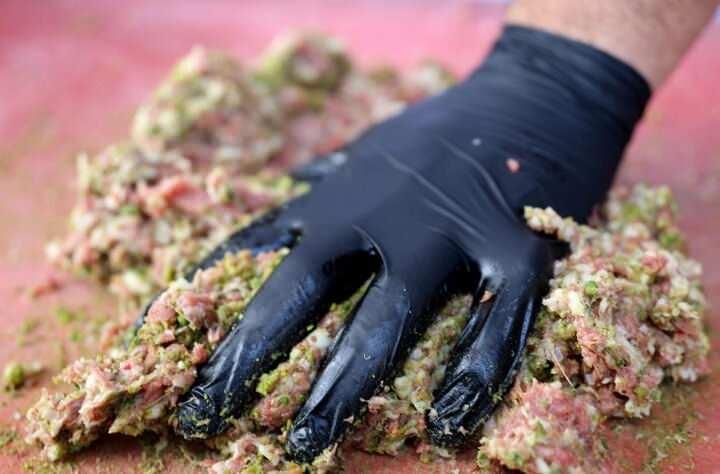 <p>Gaziantep’te akla ilk olarak baklava, fıstık ve lahmacun geliyor. Gaziantep’e gelen misafirler fıstıklı yiyecekler tüketmek istiyor. Bizde fıstığı kaburga etiyle birleştirerek güzel bir tat ortaya çıkardık. Kaburga etini zıhlayarak tuz atıyoruz..</p>
