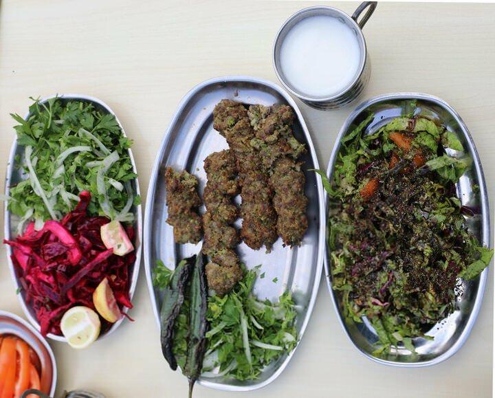 <p>Yurt içi ve yurt dışından özellikle fıstık kebabı yemek için geldiklerini belirten vatandaşlar ise çok güzel bir tat olduğunu, herkesin yerinde yapılışını görerek yemeleri gerektiğini ifade etti.</p>
