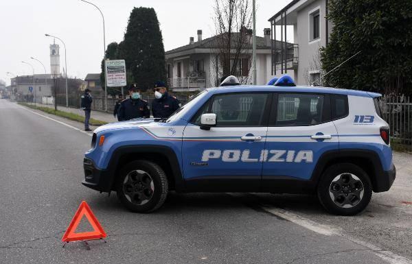 <p>İtalyan basınına yansıyan haberlere göre de karantina bölgesinde yaşamak zorunda kalanların sabrı taşmış durumda. </p>
<p> </p>
<p>Virüsün ilk görüldüğü Codogna'daki yasağı delerek alışveriş için dışarıya çıkan Luigi Toselli "Terk edildik. 50 bin kişiyi böyle cezalandıramazsınız" diye tepkisini ortaya koydu. Karantina altında yaşayan bazı kişilerin aşırı stresten dolayı uyku hapları kullanmakta olduğu da basına yansıyan haberler arasında.</p>