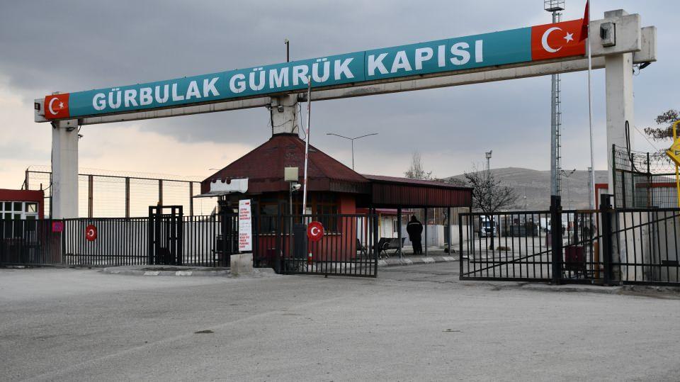 <p>TCDD Taşımacılık AŞ'den yapılan açıklamada, iki ülke arasındaki demir yoluyla yolcu bağlantısının da düne kadar Ankara-Tahran-Ankara hattında haftada bir gün çalışan Trans Asya ve Van-Tahran-Van hattında yine haftada bir gün çalışan Van-Tahran trenleriyle gerçekleştirildiği belirtilerek "Türkiye- İran arasında karşılıklı işleyen Trans Asya Ekspresi ve Van-Tahran yolcu treni ile yük treni seferleri 23 Şubat Pazar saat 17.00 itibarıyla geçici olarak durduruldu." ifadelerine yer verildi.</p>

<p> </p>
