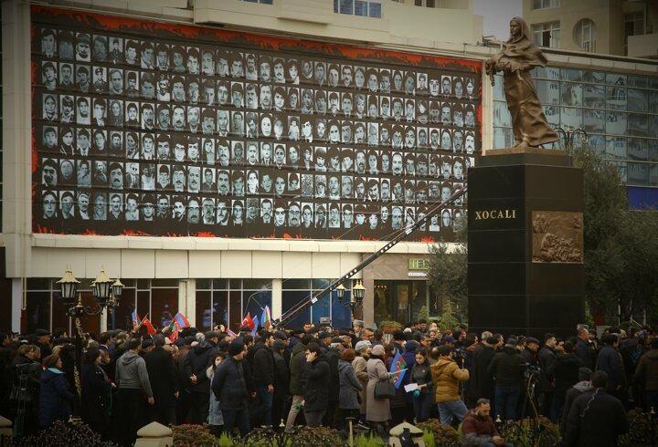 <p>Azerbaycanlılar, Ermenilerin Hocalı'da katlettiği 613 kişiyi anmak için Bakü'deki Ana Feryadı Anıtı'na akın etti.</p>

<p> </p>
