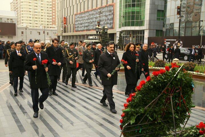 <p>Ana Feryadı Anıtı'nda ilk önce Cumhurbaşkanı İlham Aliyev ve devlet erkanının katılımıyla resmi tören düzenlendi, ardından anıt, halkın ziyaretine açıldı.</p>
