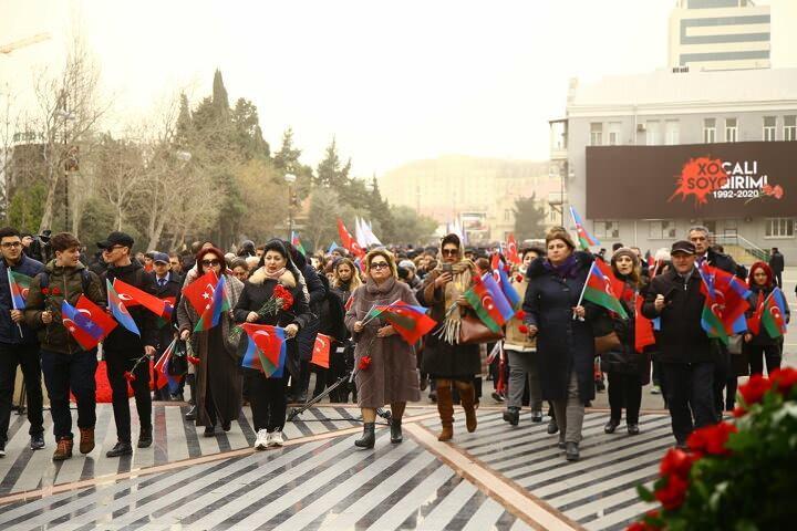 <p>Azerbaycan bayrakları ve posterlerle anıta akın edenler, buraya karanfil bıraktı.</p>