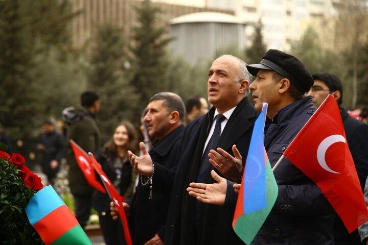 <p>Büyükelçi Özoral, ziyaret sonrasında basın mensuplarına yaptığı açıklamada, Hocalı'da 28 yıl önce katledilen Azerbaycanlıları rahmetle andıklarını söyledi.</p>