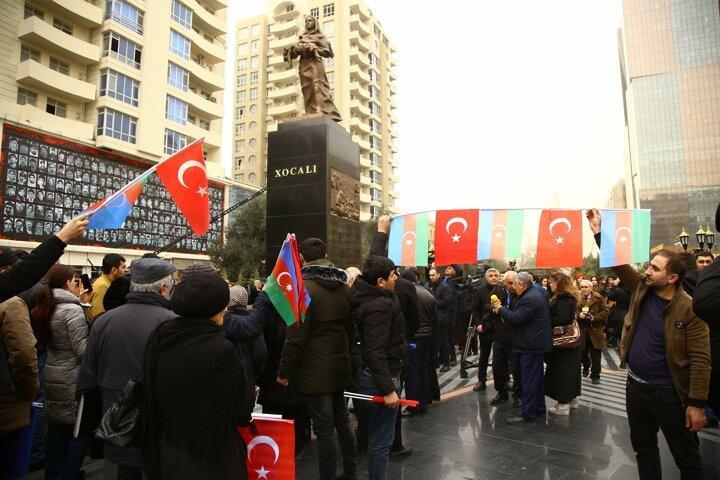 <p>Aralık 1991'de Karabağ'ın başkenti olarak kabul edilen Hankendi şehrini işgal eden Ermenilerin bir sonraki hedefi Hocalı oldu. Hocalı'nın etrafındaki bütün köy ve yolları işgal eden Ermeniler, kasabanın diğer illerle kara yolu bağlantısını kesti.</p>
