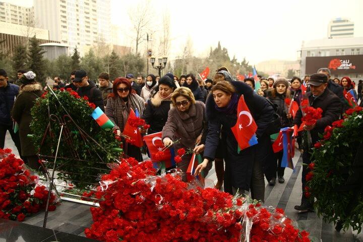 <p>Resmi verilere göre, Hocalı Katliamı'nda savunmasız durumdaki 106'sı kadın, 70'i yaşlı, 63'ü çocuk olmak üzere 613 Azerbaycan vatandaşı hayatını kaybetti. Katliamdan 487 kişi ağır yaralı olarak kurtuldu, Ermeni güçleri, 1275 kişiyi esir aldı, bunların 150'sinden bugüne kadar haber alınamadı.</p>
