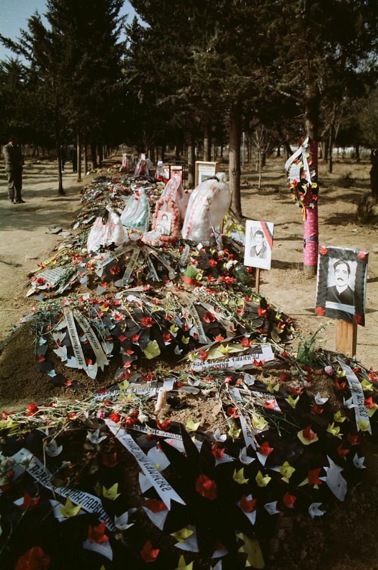 <p>Katliamda 8 aile tamamen yok edildi, 25 &ccedil;ocuk her iki ebeveynini, 130 &ccedil;ocuk ise ebeveynlerinden birini kaybetti.</p>

<p>&nbsp;</p>
