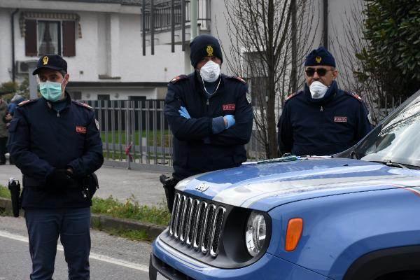<p>DHA muhabiri, bu kasabalardan biri olan Milano'ya 45 kilometre mesafedeki 16 bin nüfuslu Casalpusterlengo'ya gitti .Güvenlik önlemlerini görüntüledi. "Kırmızı bölge" olarak ilan edilen virüsün bulaşma riski yüksek olduğu bu kasabalara ancak özel izinle girilip çıkılabiliyor.</p>