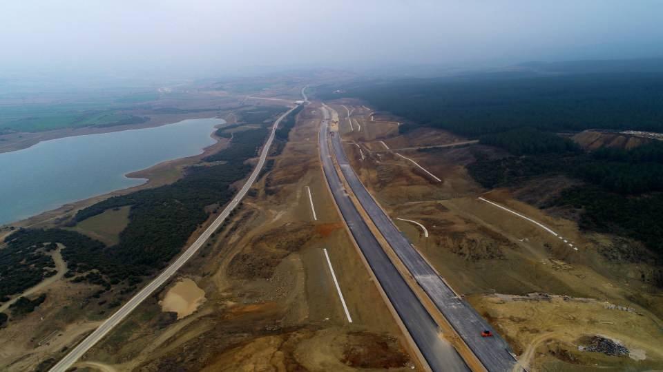 <p>Otoyol projesinin Kınalıdan Gelibolu’ya kadar olan kısmı havadan çekilen görüntülerde tamamen ortaya çıktığı gözüküyor. </p>
