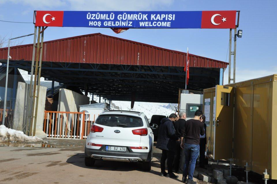 <p>Irak'ın Necef kentindeki İranlı bir öğrencide virüs tespit edilmesi üzerine bu ülkeye açılan Üzümlü Sınırı Kapısı'nda da tedbir alındı. </p>
<p> </p>