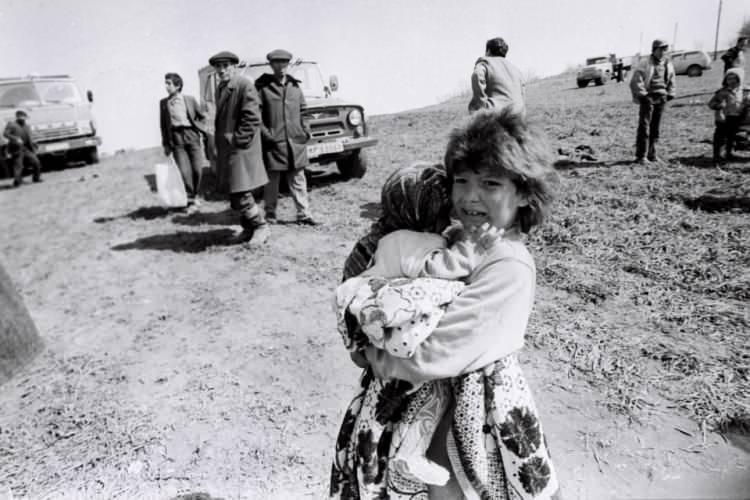 <p>Aylar süren saldırılarını 1992'nin 25 Şubat'ında yoğunlaştıran Ermeniler, gece, Sovyet ordusunun o zaman Hankendi'de bulunan 366. Motorize Alayının da yardımıyla üç koldan saldırdı.</p>
