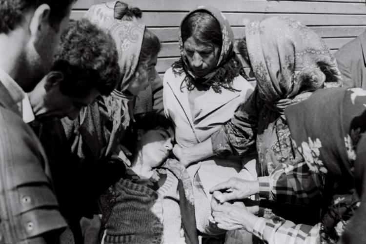 <p>Daha önce 7 bin kişinin yaşadığı Hocalı'da savunmasız durumdaki 106'sı kadın, 70'i yaşlı, 63'ü çocuk 613 Azerbaycan vatandaşı hayatını kaybetti. Katliamdan 76'sı çocuk 487 kişi ağır yaralı olarak kurtuldu, Ermeni güçleri bin 275 kişiyi esir aldı, bunların 150'sinden bugüne kadar haber alınamadı. Katliamda 8 aile tamamen yok edildi, 25 çocuk her iki ebeveynini, 130 çocuk ise ebeveynlerinden birini kaybetti. Azerbaycan devletinin işgal nedeniyle uğradığı zarar ise 170 milyon doları buldu.</p>