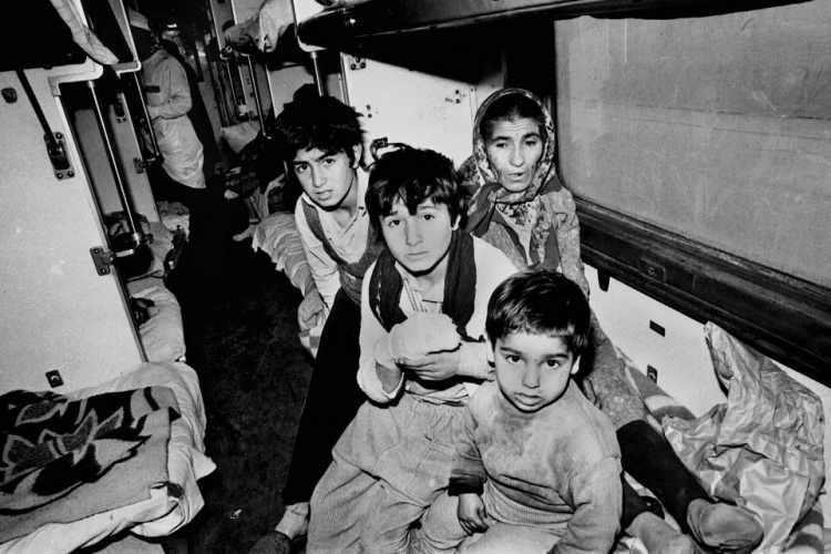 <p>Katliam kurbanları arasında boynu vurularak, yakılarak katledilenlerin yanı sıra karnı süngülenen hamile kadınlar da var. O dönemde çekilen görüntüler ve fotoğraflar da katliamın büyüklüğünü ortaya koyuyor.</p>