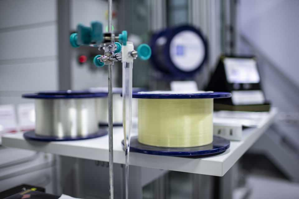 <p>Ortaç, üretim aşamasında sıcaklık, çekim ve preform besleme hızı gibi parametrelerin önemine işaret ederek, kullanılan malzemelerin de oluşan fiber ürünün özelliklerini belirlediğini dile getirdi.</p>

<p> </p>

