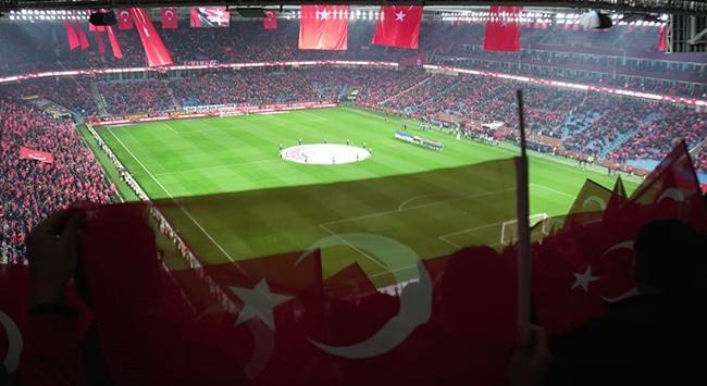 <p>Esed rejiminin alçak saldırısında şehit olan Mehmetçikler için Türkiye tek yürek oldu. Bu birlik sahaya da yansıdı. Taraftarlar ellerinde Türk bayrağı ile maç izledi.</p>
