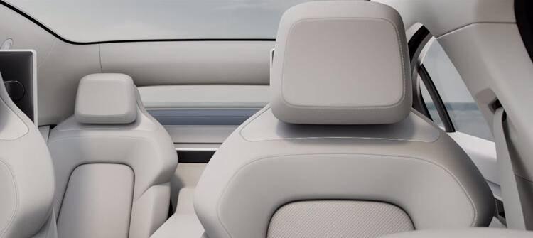 <p>Koltuk başlarına eklenmiş yolcu ekranlarıyla da dikkat çeken Vision-S, Sony için radikal bir adım... Şirket, gelecekte ise otonom ve elektrikli otomobiller içindeki parçaların en önemli üreticisi olmayı hedefliyor.</p>