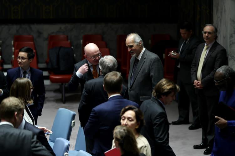 <p>Rusya ve Suriye'nin (BM) temsilcilerinin görüşme sırasında sık sık bir araya gelmeleri dikkat çekti. </p>
