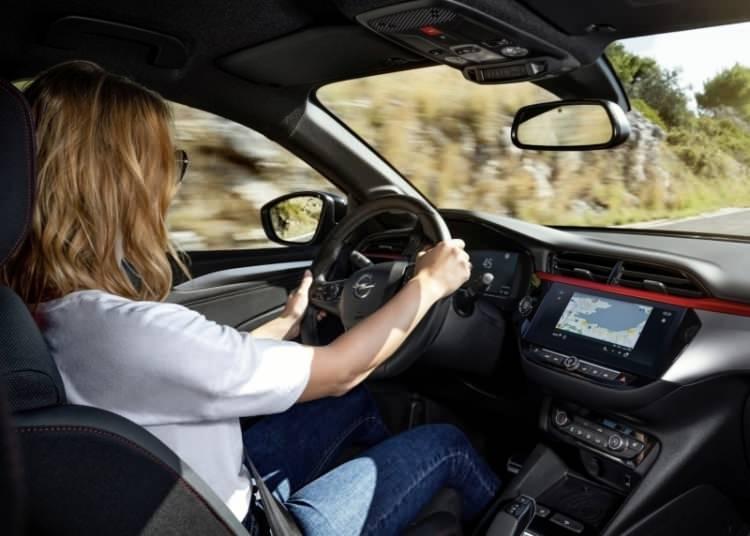 <p>Yeni Opel Corsa’nın Elegance versiyonunda, Edition’a ek olarak 7 inç multimedya sistemi, LED sis farları, yağmur sensörü, otomatik yanan farlar ve otomatik kararan dikiz aynası karşımıza çıkıyor. </p>