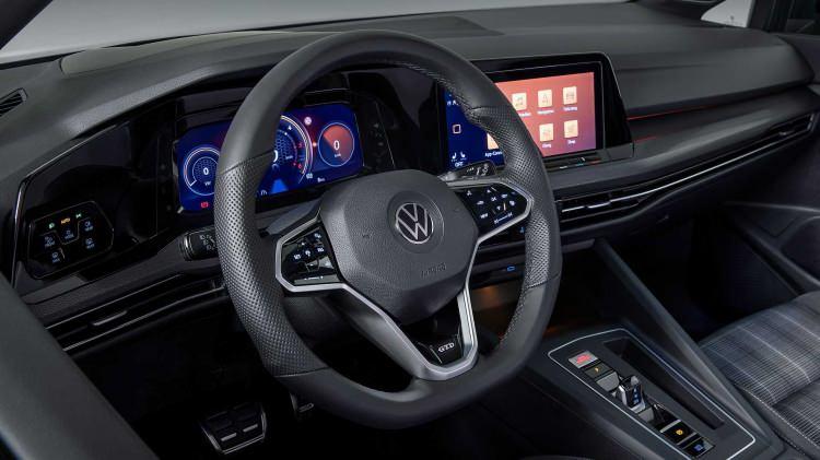 <p>2020 Volkwagen Golf 8 GTD'nin altyapısındaki farklara değinelim. Tıpkı GTI gibi MacPherson ön süspansiyon düzenine sahip olan GTD'nin arka aksı multi-link, yani tam bağımsız.</p>
