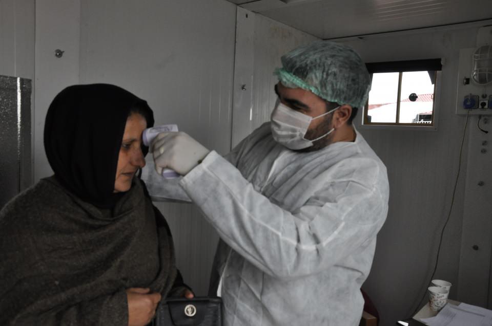 <p><strong>Hastanelerde gerekli tedbirler alındı</strong></p>

<p>Taramalarda Kovid-19 şüphesi görülmesi halinde bu vatandaşların ambulansla götürülecekleri çevre illerdeki hastanelerde de olası durumlara karşı tedbirler artırıldı.</p>

<p>Önlemler kapsamında, sınır kapısında görev yapan güvenlik görevlileri ve diğer görevlilere maske ve plastik eldiven dağıtıldı.</p>

<p>İl Sağlık Müdürlüğü görevlilerince sınır kapısında görevli gümrük çalışanlarına da görevde kullandıkları dezenfektanlara ilişkin eğitim verildi.</p>
