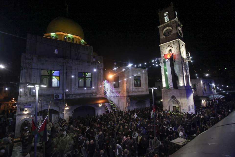 <p>Batı Şeria'nın Nablus kentindeki Filistinliler, sabah namazında ABD'nin sözde barış planını protesto etti. </p>

<p> </p>
