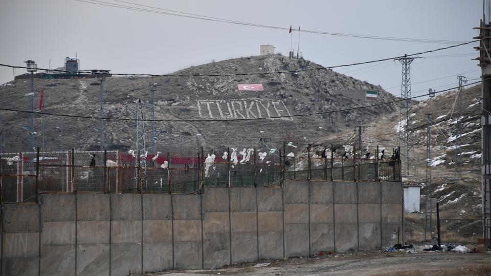 <p><strong>Tren seferleri durduruldu</strong></p>

<p>Türkiye ile İran arasında karşılıklı işletilen Trans Asya Ekspresi ve Van-Tahran yolcu treni ile yük treni seferleri de Kovid-19 tehlikesi nedeniyle geçici durduruldu.</p>
