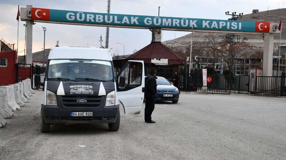 <p><strong>Ağrı'da önlemler üst düzeye çıkarıldı</strong></p>

<p>Bu çerçevede Türkiye'nin İran'a açılan kapılarından biri olan Ağrı'daki Gürbulak Gümrük Kapısı'nda Kovid-19 tedbirleri en üst düzeye çıkartıldı.</p>
