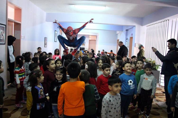 <p>"Örümcek Adam" kostümü giyen Soylu, çadır kent, okullar ve konteyner kenti gezerek, çocuklara gösteriler sunuyor, yüzleri güldürüyor.</p>
