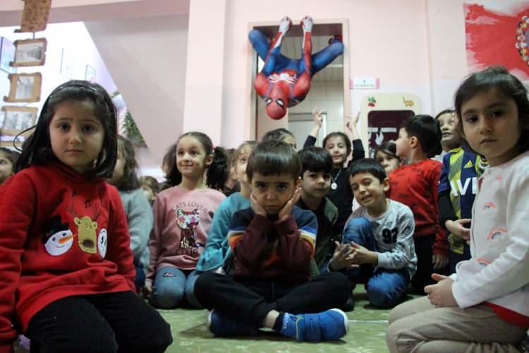 <p>Çocukluğundan beri sevdiği Örümcek Adam kostümüne bürünerek Türkiye'nin birçok yerinde çocuklarla buluştuğunu belirten Soylu, gönüllü olarak geldiği kentte çocuklarla bu sevgiyi paylaştığını dile getirdi.</p>