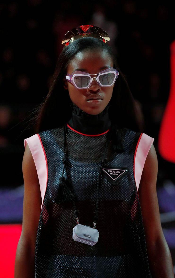 <p>Moda dünyasının yeni sezon trendlerini belirleyen defileleren biri olan Milano Moda Haftası'nda Prada markası, mikro çantalarıyla dikkat çekti. </p>
