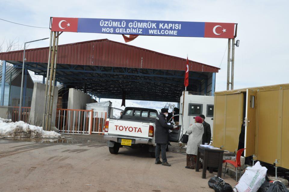 <p><strong>Yurda dönen Türkler tek tek sağlık taramasından geçiriliyor</strong></p>

<p>Tedbirler kapsamında İran’dan yurda giriş yapan Türk vatandaşları, polis ve gümrük işlemleri başlamadan önce sınır kapısı girişinde tek tek termal kameradan ve sağlık taramasından geçirilerek yurda alınıyor.</p>
