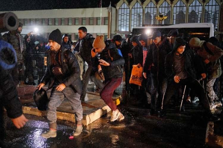 <p>Avrupa'ya geçmek isteyen düzensiz göçmenlerin Edirne'ye gelişleri sürüyor. </p>

