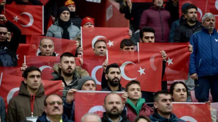<p>Eskişehirspor ile Akhisarspor karşılaşması</p>

<p>Maçı izlemeye gelen çok sayıda taraftara Türk bayrağı dağıtıldı.</p>
