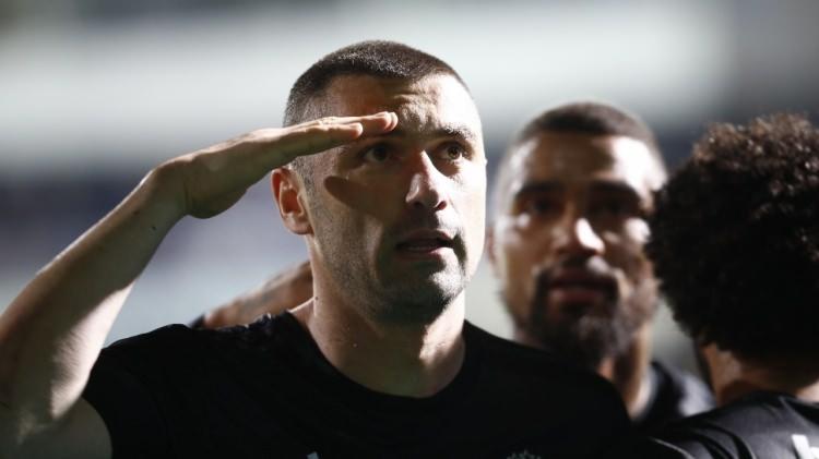 <p>Beşiktaşlı futbolcu Burak Yılmaz, gol sevincini asker selamı vererek yaşadı.</p>
