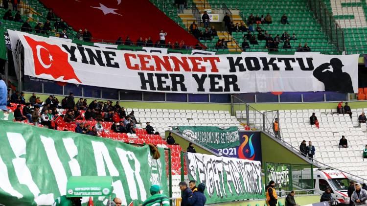 <p>İttifak Holding Konyaspor-Kasımpaşa karşılaşması</p>

<p>İdlip`te şehit olan askerlerimiz için Konyaspor taraftarları "Yine Cennet Koktu Her Yer" pankartı açtı.</p>
