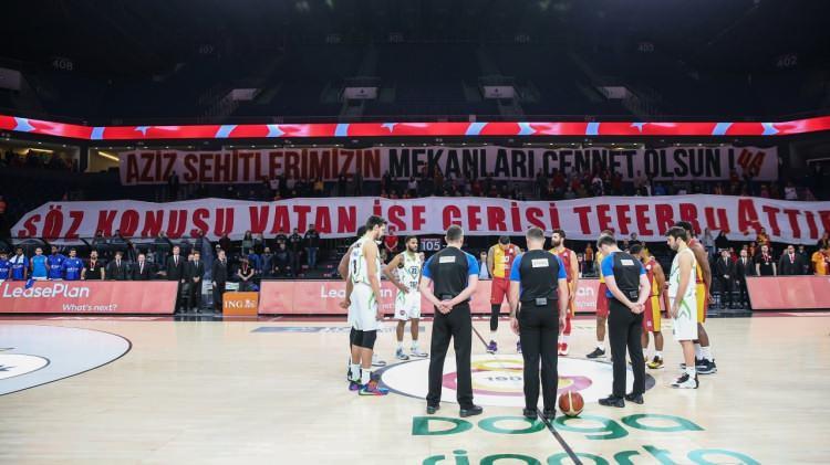 <p>Galatasaray Doğa Sigorta-TOFAŞ karşılaşması</p>

<p>ING Basketbol Süper Ligi`nin 21. haftasında Galatasaray Doğa Sigorta ile TOFAŞ, Sinan Erdem Spor Salonu`nda karşı karşıya geldi. İdlib`de hayatını kaybeden askerlerimiz için karşılaşma öncesinde bir dakikalık saygı duruşunda bulunuldu.</p>
